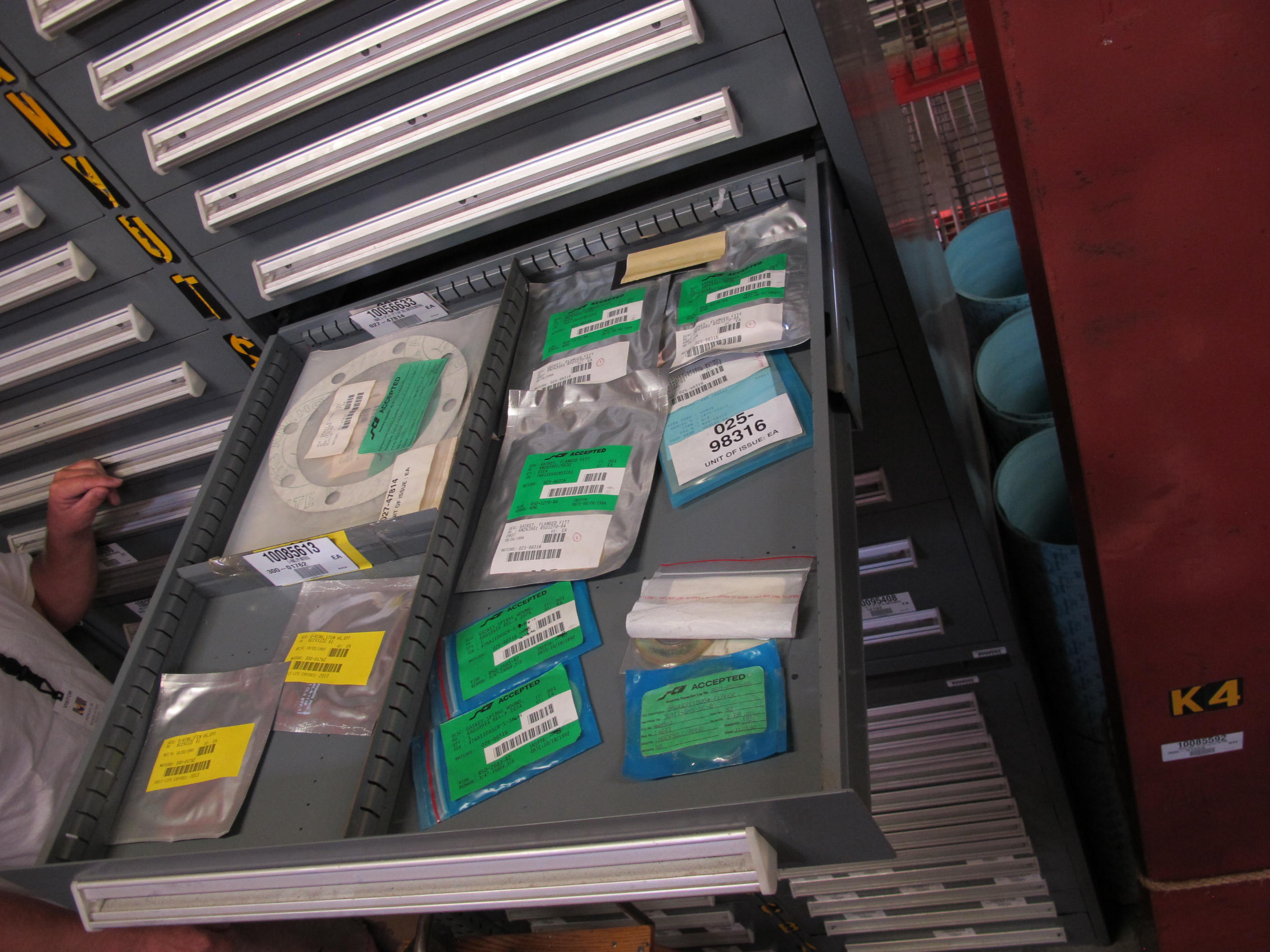 STANLEY VIDMAR HEAVY DUTY 12-DRAWER PARTS CABINET W/ CONTENTS (W-50) LOADING & HANDLING FEE $25-